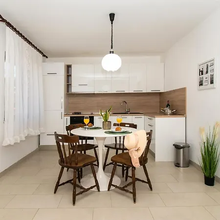 Apartment Niko Grebastica